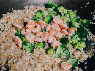 8、虾仁炒饭,加入虾仁。