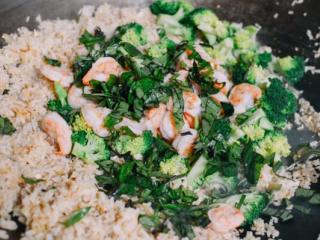 9、虾仁炒饭,加入罗勒叶子。