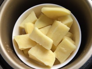3、椰蓉芝士土豆球,放电压力锅蒸十分钟，没有可以放锅里隔水蒸半小时。