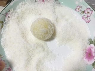 11、椰蓉芝士土豆球,放入椰蓉中滚下，表面裹上椰蓉。