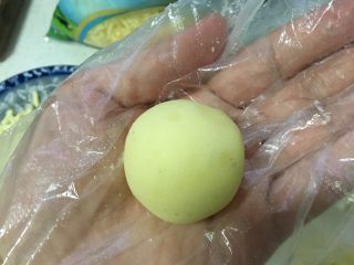 10、椰蓉芝士土豆球,搓成圆。