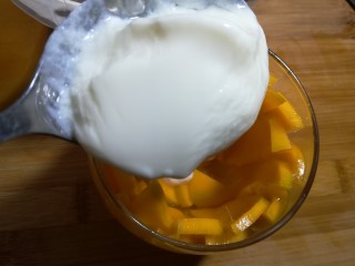 11、#辅食计划#~芒果酸奶杯,取做好的酸奶放入杯中。