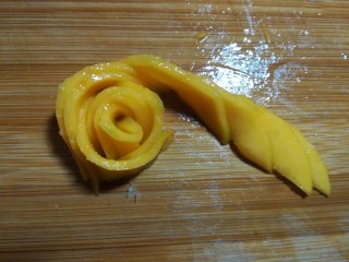 15、#辅食计划#~芒果酸奶杯,从一头往中间慢慢卷起。