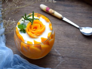 18、#辅食计划#~芒果酸奶杯,装饰上一些薄荷、百里香或者迷迭香等绿色小叶装饰。