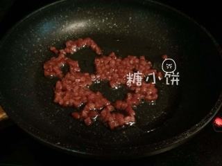 2、辣肠芝心炸饭团,萨拉米肠25G切小丁，加少许油用大火翻炒一下,加入150G米和500ML高汤