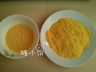10、辣肠芝心炸饭团,准备蛋液和面包屑，图左为打散的全蛋液，图右面包屑