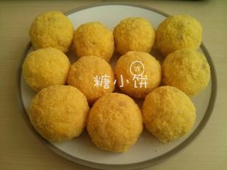 11、辣肠芝心炸饭团,滚好淀粉的饭团先滚上一层蛋液,再裹上一层面包屑,依次处理好所有的饭团