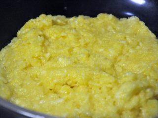 5、凤梨酥,现在开始炒菠萝，选择一个不粘锅，放入菠萝小火炒，用勺子不停地翻炒。