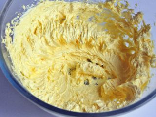 13、凤梨酥,打发后的状态，蓬松发黄。