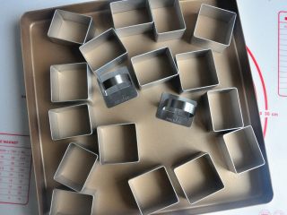 16、凤梨酥,准备凤梨酥模具，一个凤梨酥必须搭配一个模具，有推模最好。