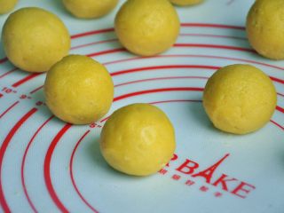 19、凤梨酥,包好的小球，尽量不露陷。