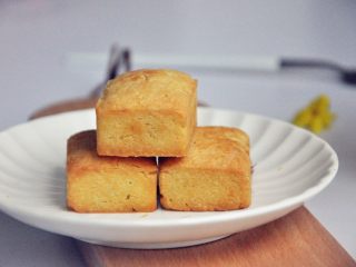 22、凤梨酥,出炉后晾凉脱模即可，外皮奶香浓郁，酥掉渣，内馅酸酸甜甜，纤维感十足，好吃到哭。