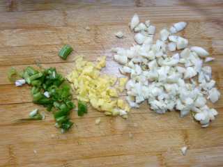 1、蒜蓉肉沫烤吐司,蒜葱姜切碎。