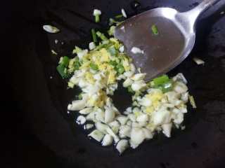 2、蒜蓉肉沫烤吐司,加入蒜蓉葱姜末，小火煸炒出香味。