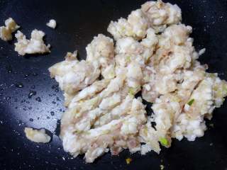 3、蒜蓉肉沫烤吐司,肉末倒入锅中，小火翻炒至松散。