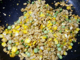 4、蒜蓉肉沫烤吐司,加入果蔬粒翻炒。