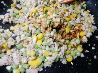 5、蒜蓉肉沫烤吐司,翻炒均匀后，加入一勺生抽盐调味。