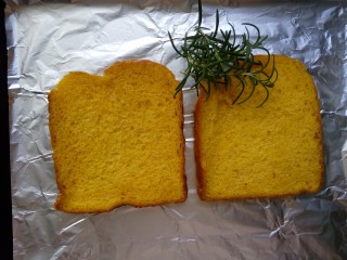 6、蒜蓉肉沫烤吐司,马苏里拉奶酪切丝待用。取二片吐司片。