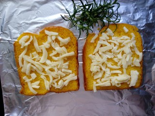 7、蒜蓉肉沫烤吐司,铺上一层奶酪。