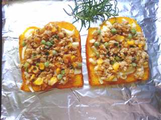 8、蒜蓉肉沫烤吐司,放上炒好的蔬粒肉沫。