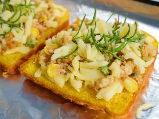 9、蒜蓉肉沫烤吐司,再铺上一层奶酪。