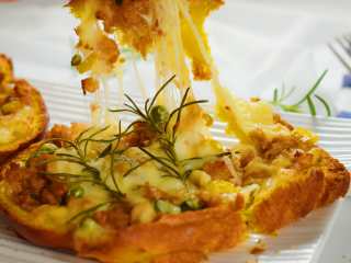 11、蒜蓉肉沫烤吐司,吐司烤过后，非常的香脆。奶酪奶香浓郁，拉丝也很棒。