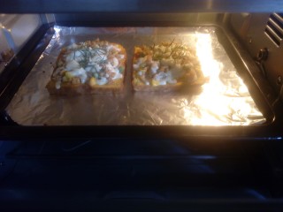 10、蒜蓉肉沫烤吐司,烤箱200度，中层，上下火烘烤8到10分钟既可。