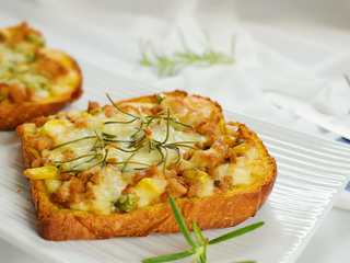 12、蒜蓉肉沫烤吐司,还带一点点迷迭香的香气，作为早餐下午茶，既快手又有营养。