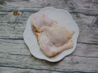 2、居酒屋必备的照烧鸡肉串,鸡腿用剪刀剔去骨头