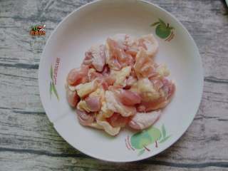 3、居酒屋必备的照烧鸡肉串,切成小方块