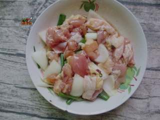 4、居酒屋必备的照烧鸡肉串,加入洋葱碎、料酒、白糖、盐、蚝油、生抽抓匀，最后加入1/3蛋白拌匀腌制一个小时入味