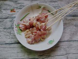 5、居酒屋必备的照烧鸡肉串,用竹签把鸡腿肉串成串