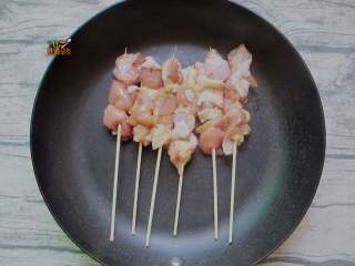 6、居酒屋必备的照烧鸡肉串,锅中涂薄薄一层油，放入鸡腿肉串煎至双面变色略微金黄。