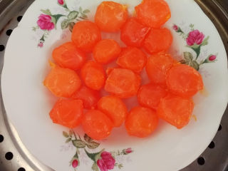 2、肉松蛋黄冰皮月饼,先来制作肉松蛋黄馅料,先把蛋黄蒸熟,是熟透,大概15分钟