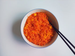 4、肉松蛋黄冰皮月饼,再把辣肉松倒入碎蛋黄中,混合一下