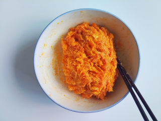 5、肉松蛋黄冰皮月饼,再把沙拉酱到入其中,搅拌均匀成团,喜欢吃干一点的馅,沙拉酱少放点