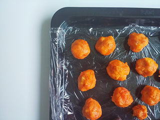 6、肉松蛋黄冰皮月饼,这里是分水岭了,有两种口感,一种是全肉松蛋黄馅,一种豆沙肉松蛋黄馅料,全馅料是25克,比例是1:1