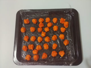 7、肉松蛋黄冰皮月饼,豆沙肉松蛋黄馅料是: 肉松蛋黄馅:10克 称好