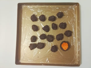 8、肉松蛋黄冰皮月饼,豆沙馅是15克,(肉松蛋黄馅10+豆沙馅15克=25克)