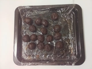 9、肉松蛋黄冰皮月饼,把豆沙压成圆片放入肉松蛋黄馅包好成圆形,盖上保鲜膜放一边