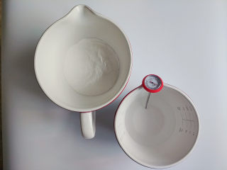 10、肉松蛋黄冰皮月饼,再来制作冰皮月饼皮,把预拌粉倒入盆子中再加入80度的热开水