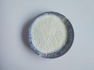 14、肉松蛋黄冰皮月饼,备好炒熟的糯米粉或者买熟糕粉,可以开工了