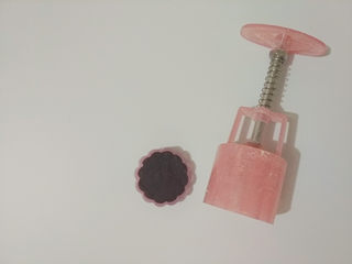 15、肉松蛋黄冰皮月饼,要好看的花色,就把有颜色冰皮团填入花片里,把月饼皮压成圆片填入准备的好馅料包紧(手法网上很多,大家可以参考)