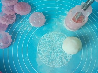 16、肉松蛋黄冰皮月饼,在模具里沾点炒熟的糯米粉,把月饼团塞入月饼模里,一气呵成一压,一推就完成(粉少沾点在模具,因为影响卖相,哈哈哈)