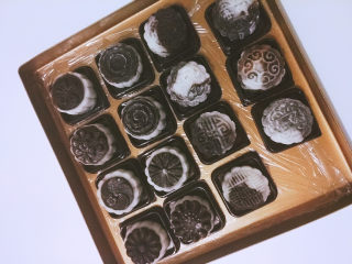 17、肉松蛋黄冰皮月饼,做好的冰皮月饼,放入冰箱冷藏口感最佳。自制的冰皮月饼要尽早食用,避免影响口感和变质