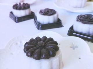 19、肉松蛋黄冰皮月饼,成品