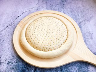 1、做年货 春节聚会宝贝们爱吃的 鲜虾黑胡椒牛肉粒培根披萨,将放在冰箱里冷冻的8寸披萨饼坯子提前解冻好。