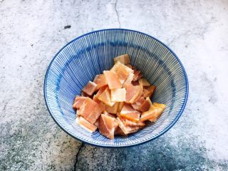 4、做年货 春节聚会宝贝们爱吃的 鲜虾黑胡椒牛肉粒培根披萨,培根提前解冻，切成小粒。