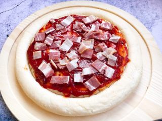 7、做年货 春节聚会宝贝们爱吃的 鲜虾黑胡椒牛肉粒培根披萨,放上培根。