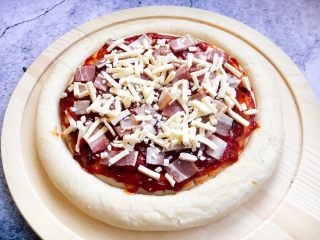 8、做年货 春节聚会宝贝们爱吃的 鲜虾黑胡椒牛肉粒培根披萨,撒上薄薄的一层马苏里拉芝士。